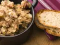 Pyszny bigos z różnymi rodzajami mięsa, podany z chrupiącym chlebem. Idealny wybór, jeśli zastanawiasz się, jakie mięso do bigosu wybrać.