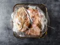 Schab pieczony w rękawie z sosem, gotowy do pieczenia. Mięso w rękawie foliowym, w naczyniu żaroodpornym.
