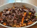 Pyszne wołowina stir fry z warzywami i makaronem, podane w białej misce.