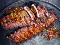 Soczyste żeberka w sosie z granatem i chili. Idealny sposób, jak przyprawić żeberka na grillu.