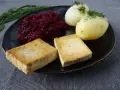 Złociste kotlety z tofu, ziemniaki z koperkiem i buraczki na talerzu.