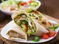 Dwa sycące wrapy z kurczakiem, awokado, ogórkiem i pomidorem. Idealne z czym tortilla na ciepło!