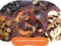 Aromatyczny kompot z suszu wigilijny w szklanej misie, otoczony suszonymi jabłkami, śliwkami i morelami.