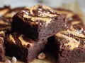 Czekoladowe brownie z masłem orzechowym, posypane solą morską. Idealne na deser.