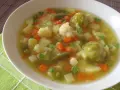 Zupa jarzynowa z mrożonki przepis: aromatyczna, sycąca, pełna warzyw jak marchewka, ziemniaki, kalafior i fasolka szparagowa. Idealna na szybki obiad.