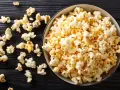 Pyszny popcorn w misce, idealny do filmu. Dowiedz się, jak zrobić popcorn w garnku, by cieszyć się domową przekąską.