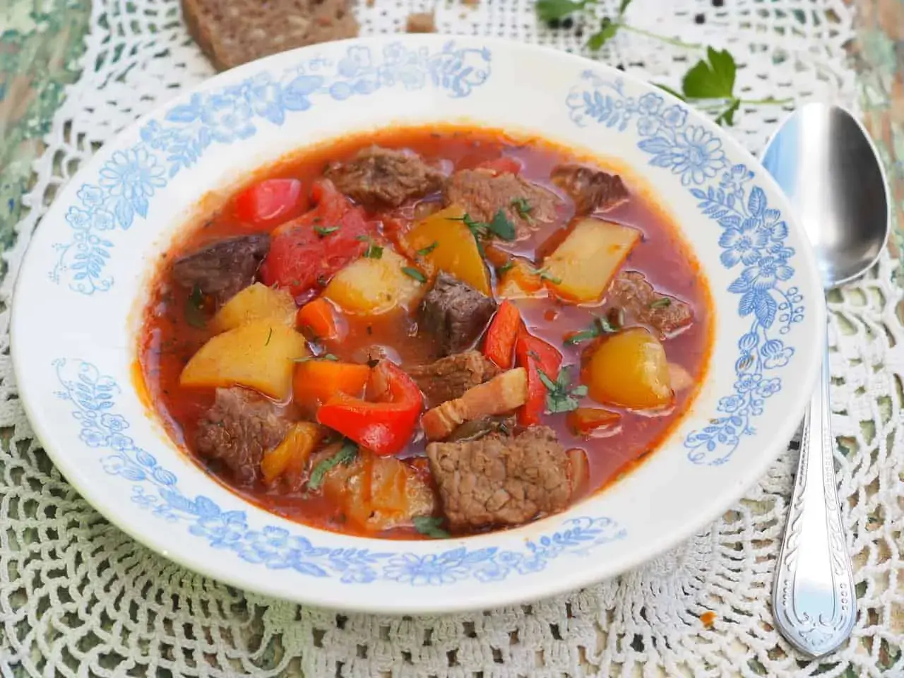Aksamitna zupa gulaszowa przepis: sycące kawałki wołowiny, ziemniaki, papryka i marchewka w aromatycznym, pomidorowym sosie.