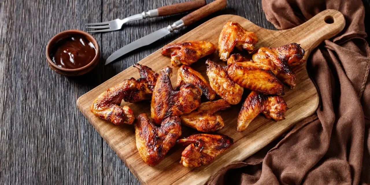 Soczyste skrzydełka z grilla, idealne do maczania w sosie BBQ. Ta marynata do skrzydełek na grilla sprawi, że będą smakować wyśmienicie!