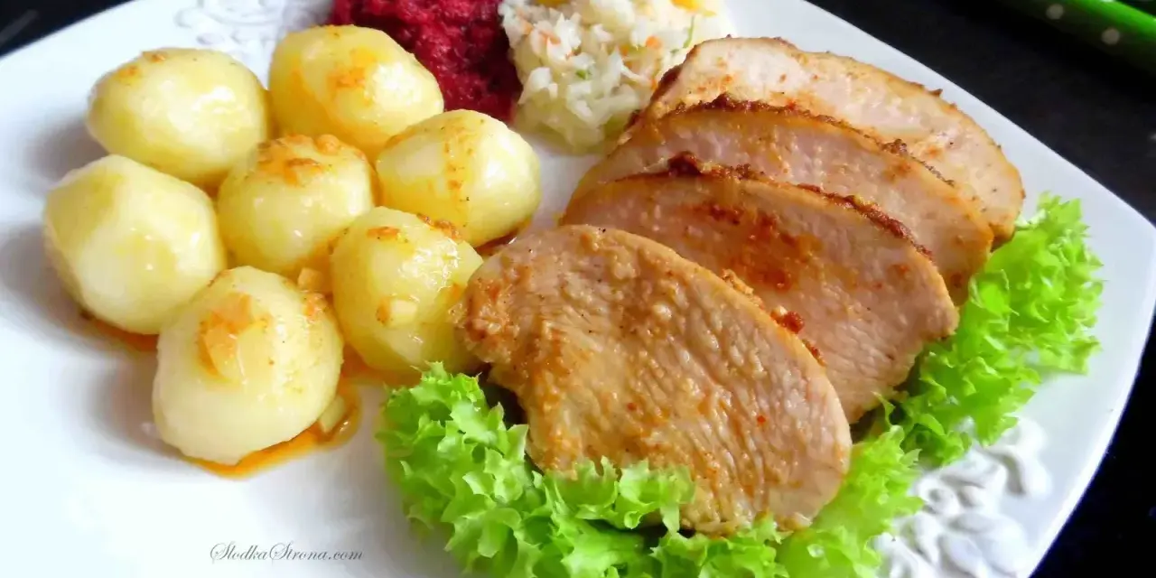 Soczysta pierś z kurczaka, ziemniaczki, surówka z buraczków i sałatka. Pyszny obiad gotowy!
