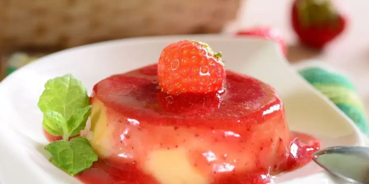 Panna cotta z truskawkami, idealna na letni deser. Ten tradycyjny przepis na leguminę zachwyci każdego.