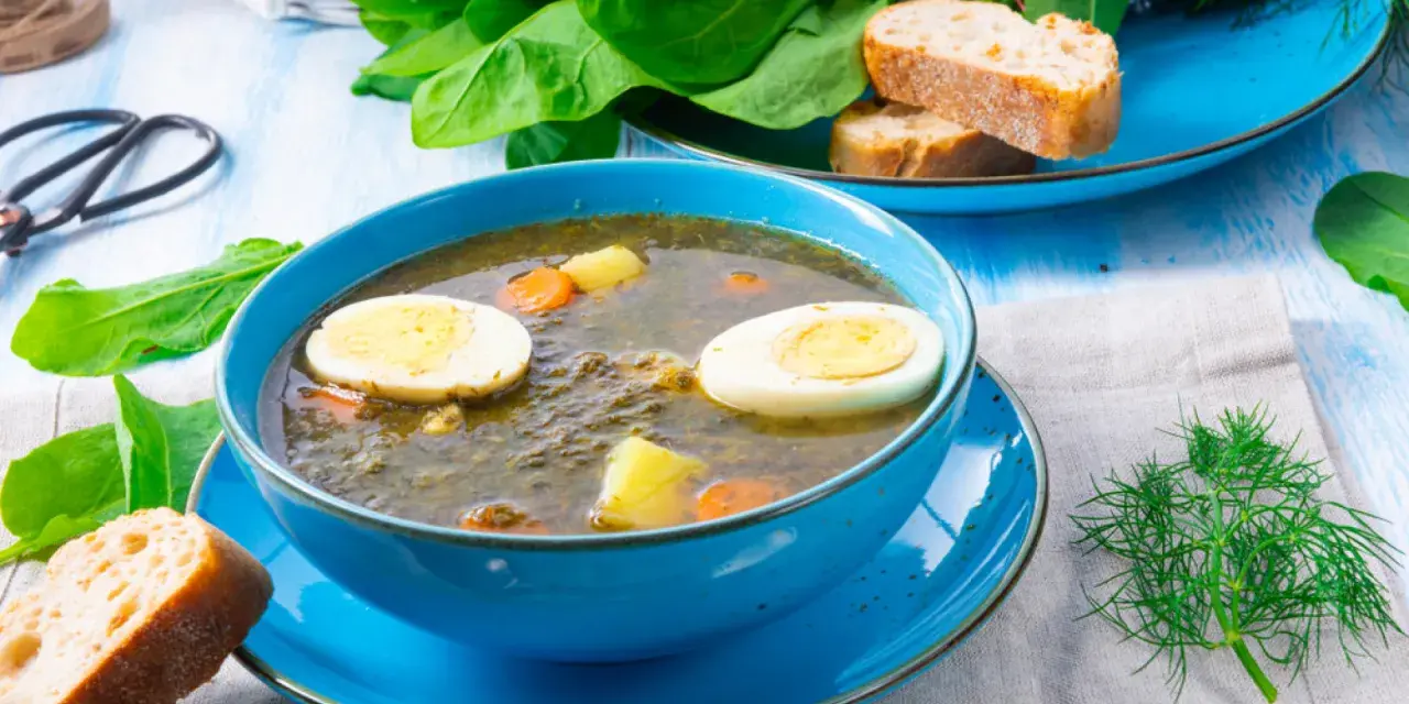 Zupa szczawiowa ze słoika przepis: aromatyczna, zielona zupa z jajkiem i ziemniakami, podana z chlebem.