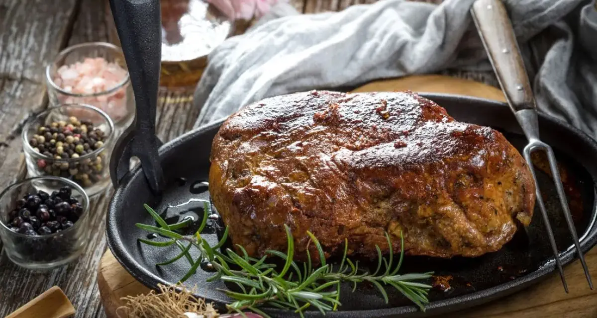 Soczysta karkówka z piekarnika, pieczona z rozmarynem i czosnkiem, podana w żeliwnej patelni.
