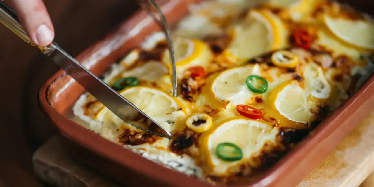 Pyszna zapiekanka z rybą, cytryną i papryczkami chili, gotowa do podania.