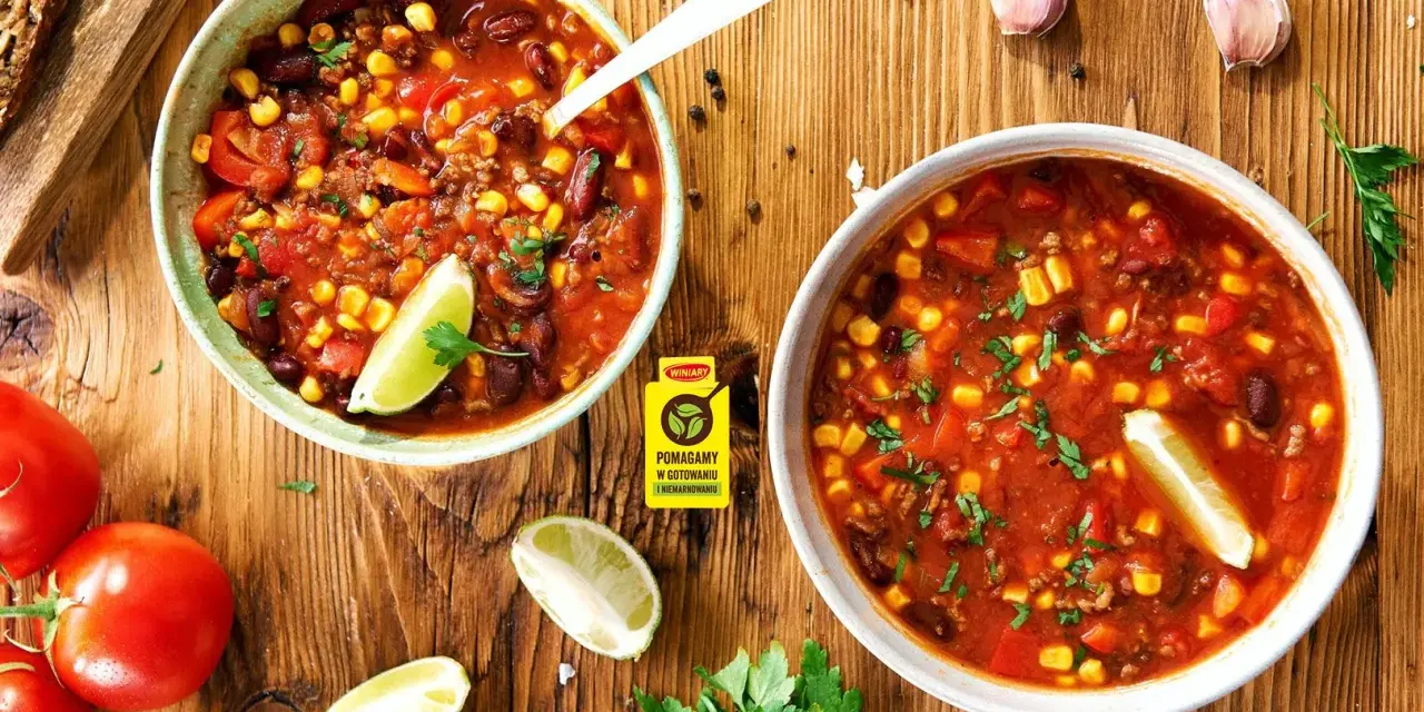 Zupa meksykańska Ani Gotuje: aromatyczne chili con carne z fasolą, kukurydzą i pomidorami, podana z limonką.