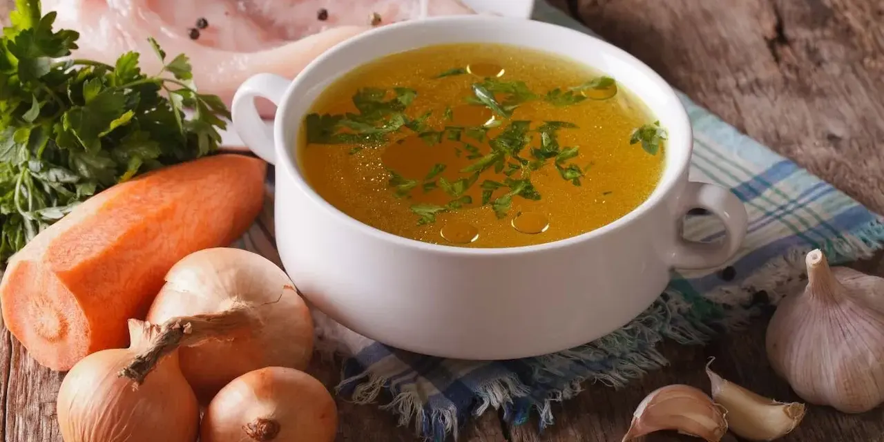 Aromatyczny rosół z kurczaka, z marchewką, cebulą i czosnkiem. Zastanawiasz się, ile soli do rosołu?