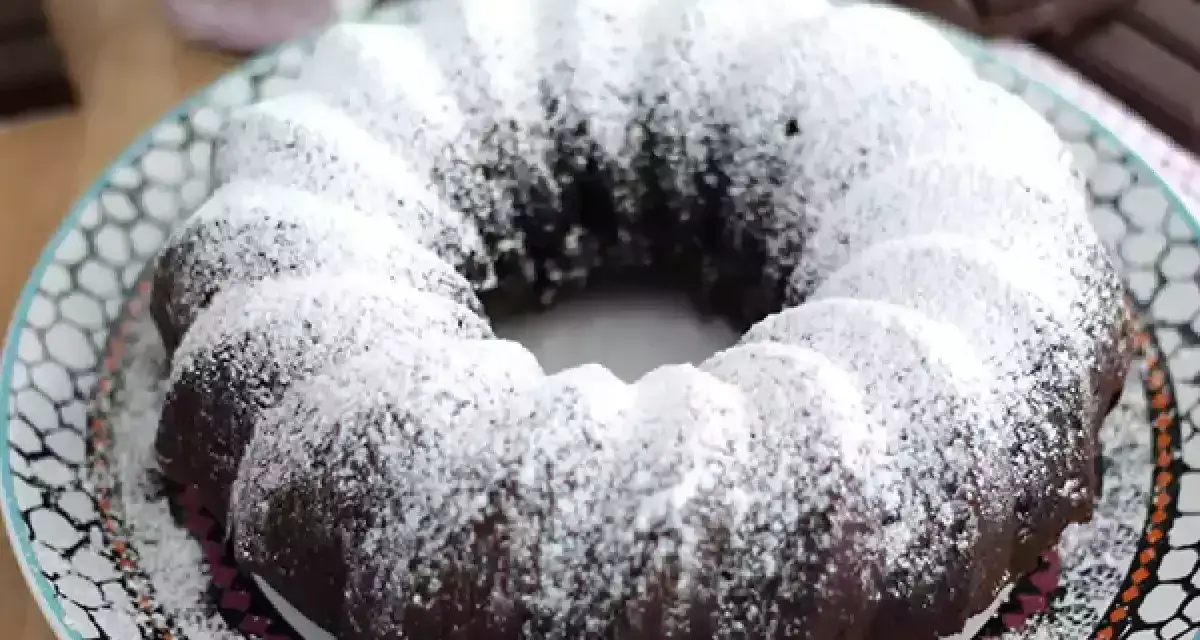 Czekoladowa maka z cukrem pudrem, idealna do piwa. Obok leżą kostki czekolady.