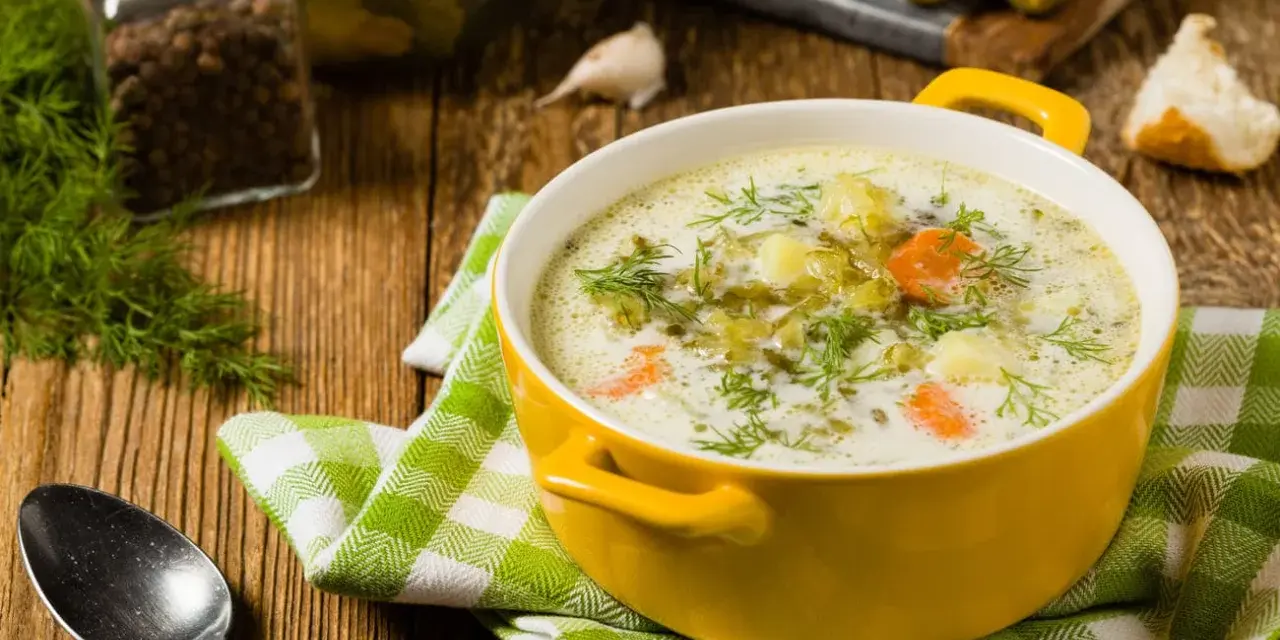 Zupa ogórkowa z koperkiem i pieprzem. Idealne jakie przyprawy do zupy ogórkowej? Koperek, pieprz, czosnek i oczywiście ogórki kiszone.