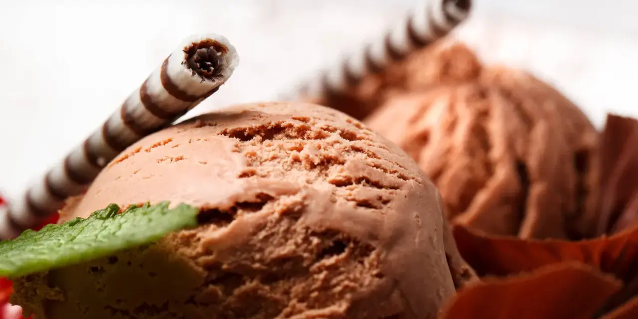 Pyszne lody czekoladowe z wafelkami i miętą. Idealne, gdy zastanawiasz się, jak zrobić lody.