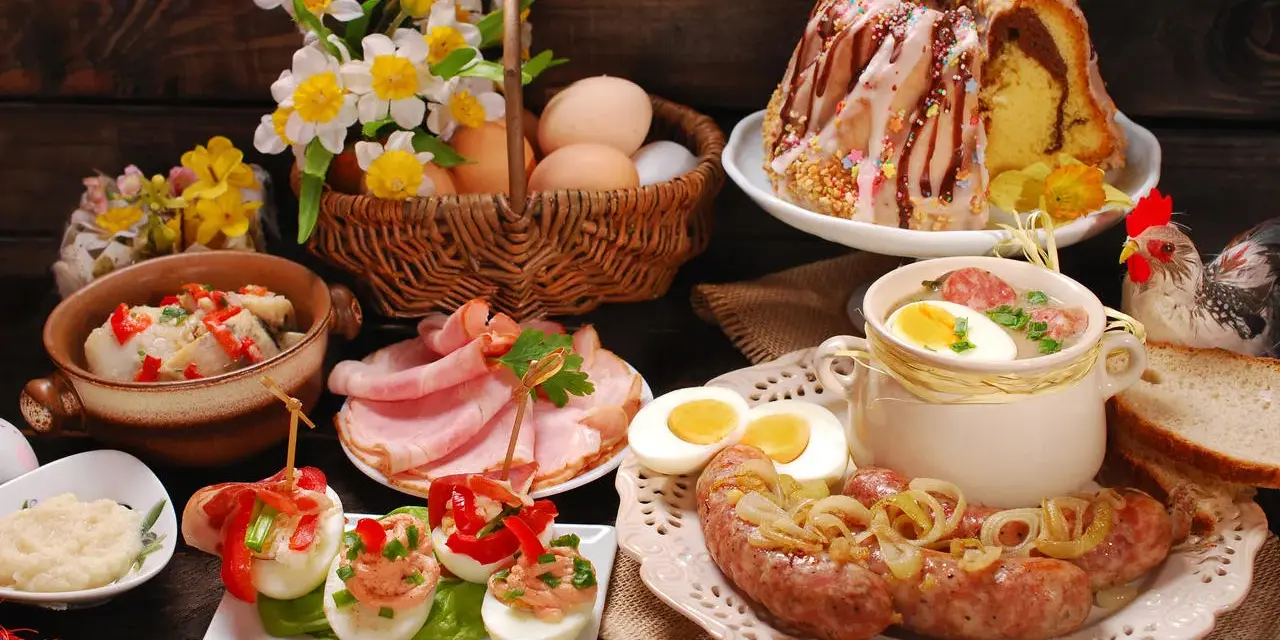 Tradycyjny obiad na Wielkanoc: biała kiełbasa, jajka faszerowane, żurek, babka, chrzan i wędliny.
