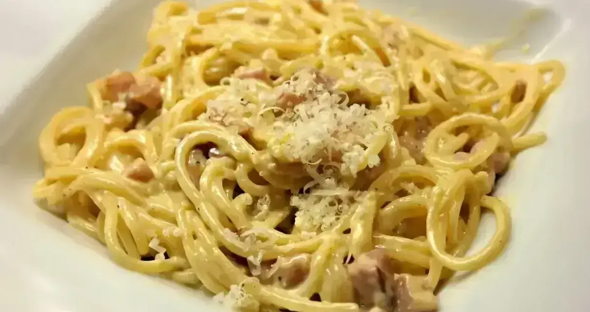 Pyszna carbonara z boczkiem i parmezanem, kremowa dzięki śmietanie. Idealny przepis na szybki obiad.