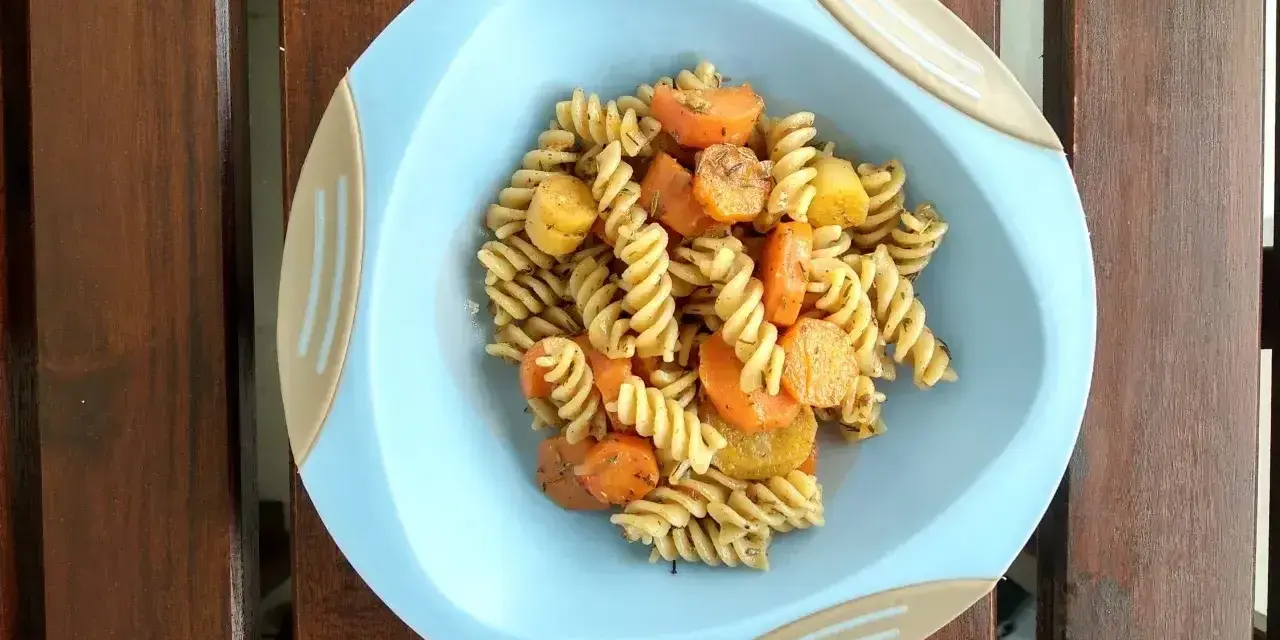 Kolacja dla niejadka: makaron fusilli z marchewką i ziemniakami, doprawione ziołami.