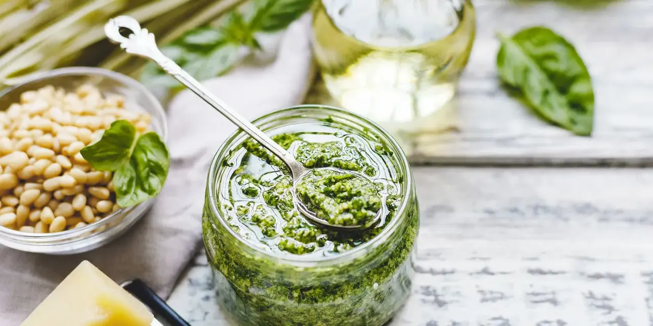Pesto do czego? Do makaronu, na kanapki, do sałatek. Świeże zioła, orzeszki piniowe, parmezan i oliwa tworzą idealny sos.