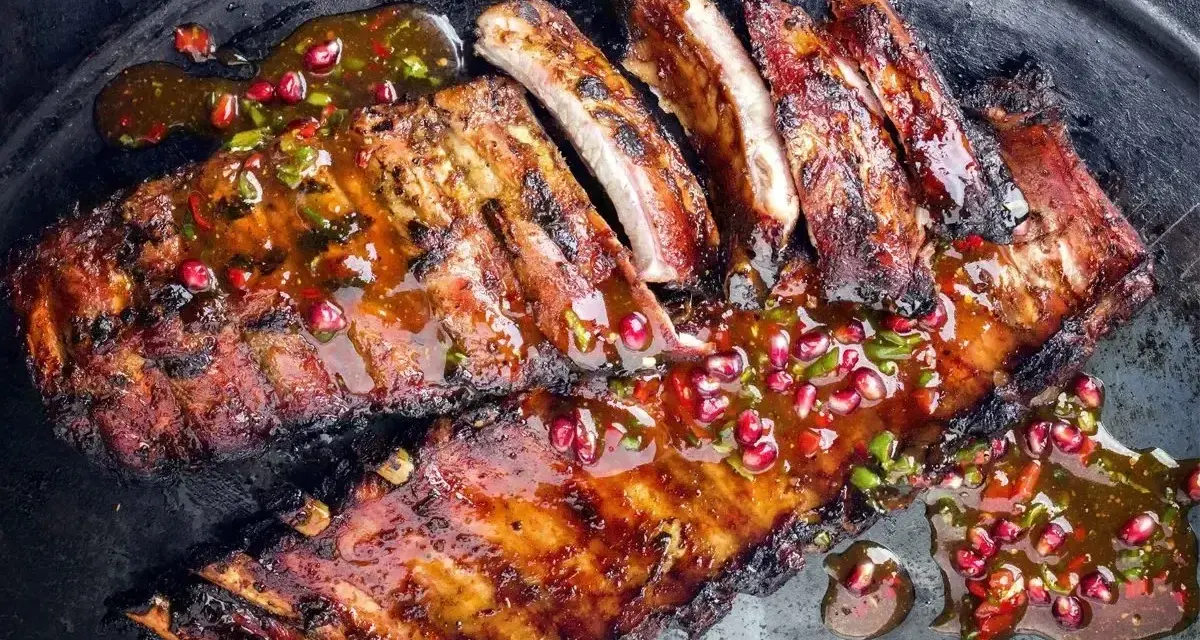 Soczyste żeberka w sosie z granatem i chili. Idealny sposób, jak przyprawić żeberka na grillu.