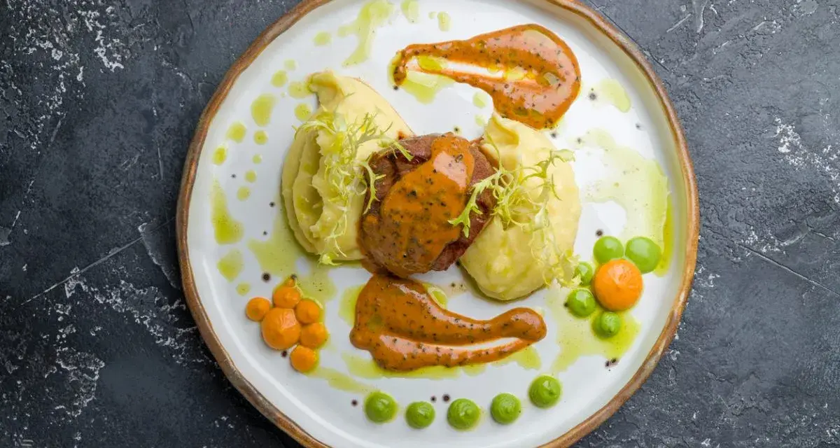 Eleganckie danie z mięsem, puree ziemniaczanym i kolorowymi sosami. Idealne, gdy chcesz wiedzieć, jak zrobić sos do mięsa z niczego.