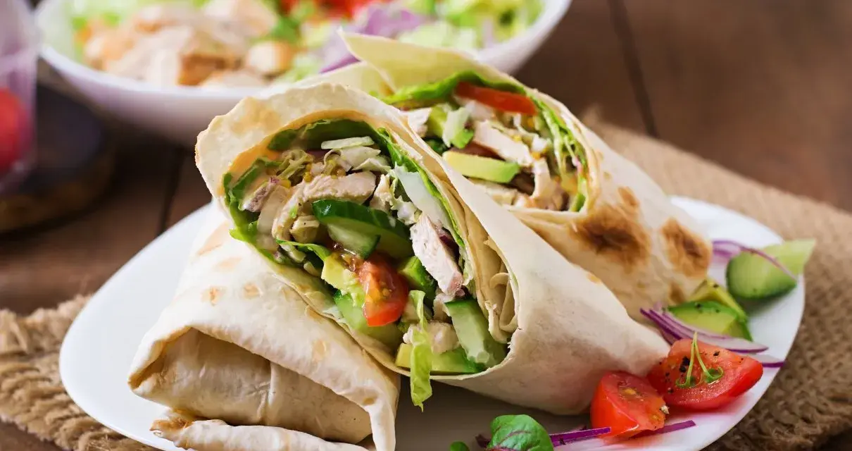 Dwa sycące wrapy z kurczakiem, awokado, ogórkiem i pomidorem. Idealne z czym tortilla na ciepło!