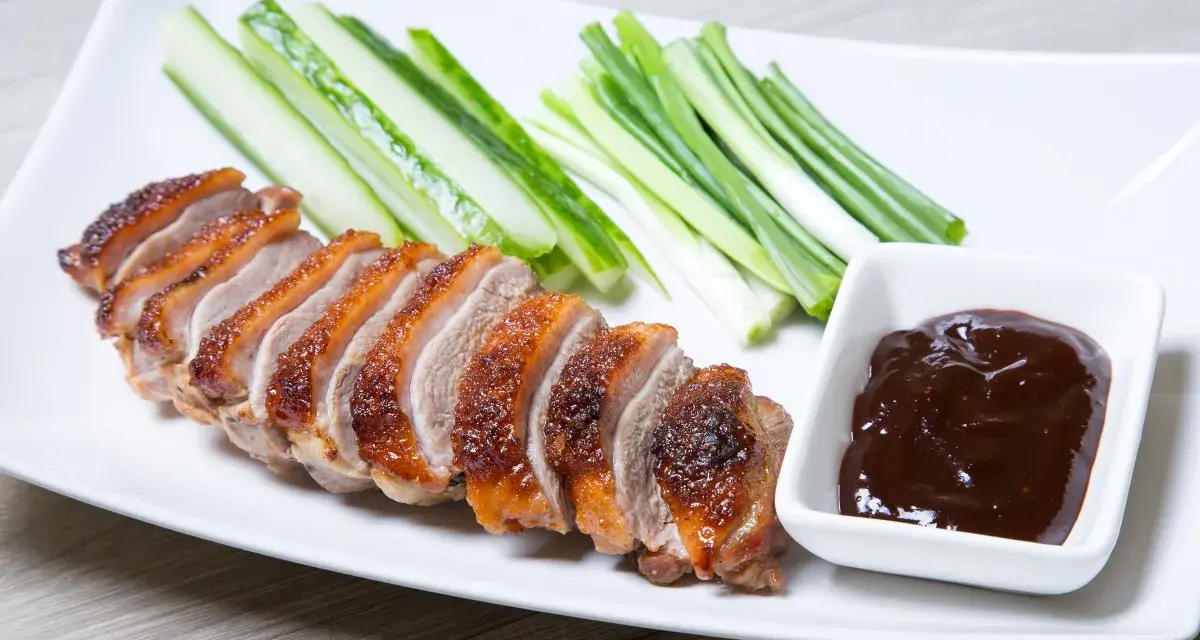 Kaczka po pekińsku z ogórkiem, szczypiorkiem i sosem hoisin. Sos hoisin do czego? Idealny do tej pieczonej kaczki!