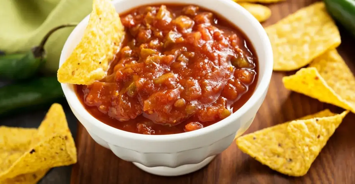 Domowy sos meksykański przepis na chipsy. Pikantne pomidory, papryka i jalapeno tworzą idealną przekąskę.