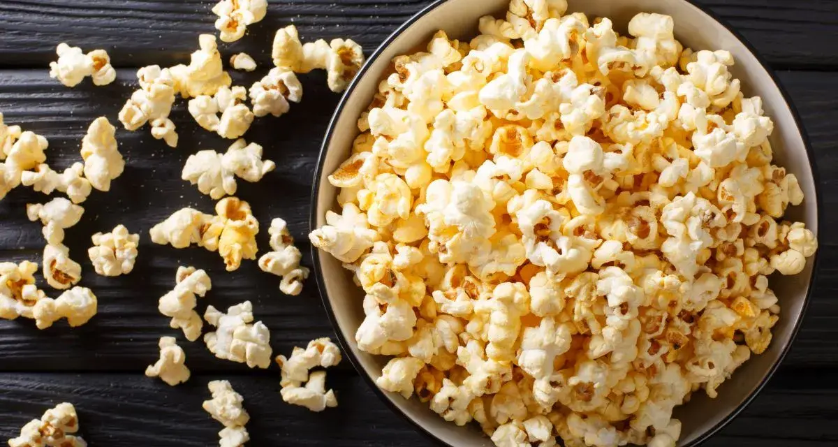 Pyszny popcorn w misce, idealny do filmu. Dowiedz się, jak zrobić popcorn w garnku, by cieszyć się domową przekąską.