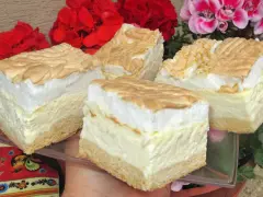 Pyszny sernik z rosą z wiaderka, z puszystą pianką i kruchym spodem, otoczony kwitnącymi pelargoniami.