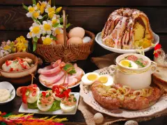 Tradycyjny obiad na Wielkanoc: biała kiełbasa, jajka faszerowane, żurek, babka, chrzan i wędliny.