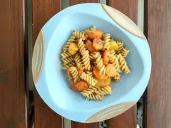Kolacja dla niejadka: makaron fusilli z marchewką i ziemniakami, doprawione ziołami.