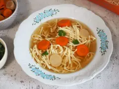 Aksamitny rosół z kaczki z makaronem nitki, marchewką i kawałkami mięsa. Idealny na chłodne dni.