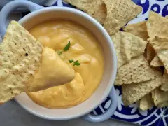Jak zrobić sos serowy? Pyszny, kremowy sos serowy idealny do nachos. Kto chce przepis?