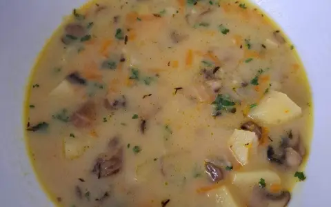 Gęsta, kremowa zupa pieczarkowa z ziemniakami, marchewką i natką pietruszki. Idealna na chłodne dni.