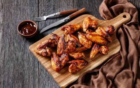 Soczyste skrzydełka z grilla, idealne do maczania w sosie BBQ. Ta marynata do skrzydełek na grilla sprawi, że będą smakować wyśmienicie!
