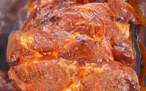 Karkówka w aromatycznej marynacie, gotowa do grillowania. Poznaj sekret, jak zamarynować karkówkę, by była soczysta i pełna smaku.