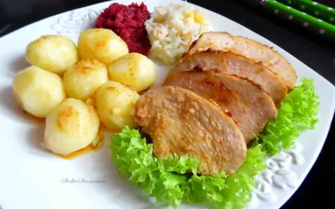 Soczysta pierś z kurczaka, ziemniaczki, surówka z buraczków i sałatka. Pyszny obiad gotowy!