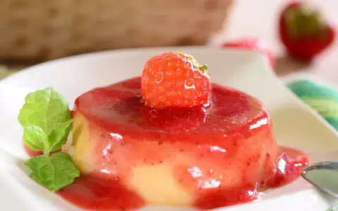 Panna cotta z truskawkami, idealna na letni deser. Ten tradycyjny przepis na leguminę zachwyci każdego.