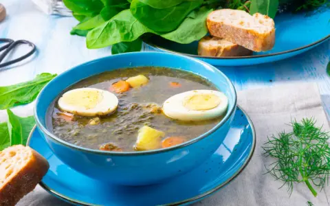 Zupa szczawiowa ze słoika przepis: aromatyczna, zielona zupa z jajkiem i ziemniakami, podana z chlebem.