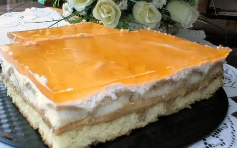 Pyszne ciasto toffi na biszkopcie, z warstwami kremu i galaretki. Idealne na deser.