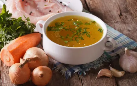 Aromatyczny rosół z kurczaka, z marchewką, cebulą i czosnkiem. Zastanawiasz się, ile soli do rosołu?
