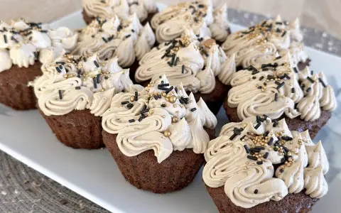 Czekoladowe muffinki z kremem kawowym i złotymi posypkami. Idealny krem do muffinek na każdą okazję.