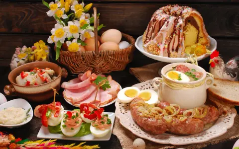 Tradycyjny obiad na Wielkanoc: biała kiełbasa, jajka faszerowane, żurek, babka, chrzan i wędliny.