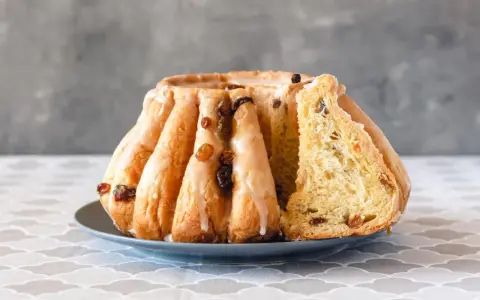 Puszysta babka z rodzynkami, polana lukrem. Idealna na Wielkanoc, oto prosty przepis na babkę.