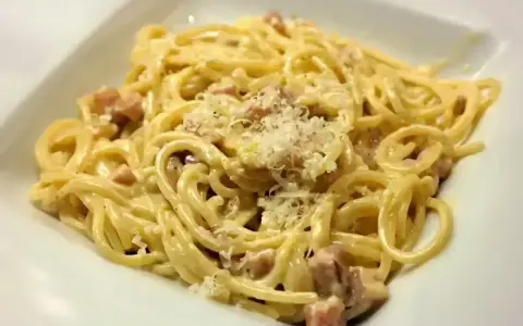 Pyszna carbonara z boczkiem i parmezanem, kremowa dzięki śmietanie. Idealny przepis na szybki obiad.
