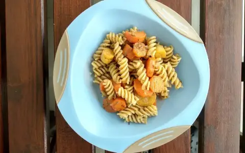 Kolacja dla niejadka: makaron fusilli z marchewką i ziemniakami, doprawione ziołami.